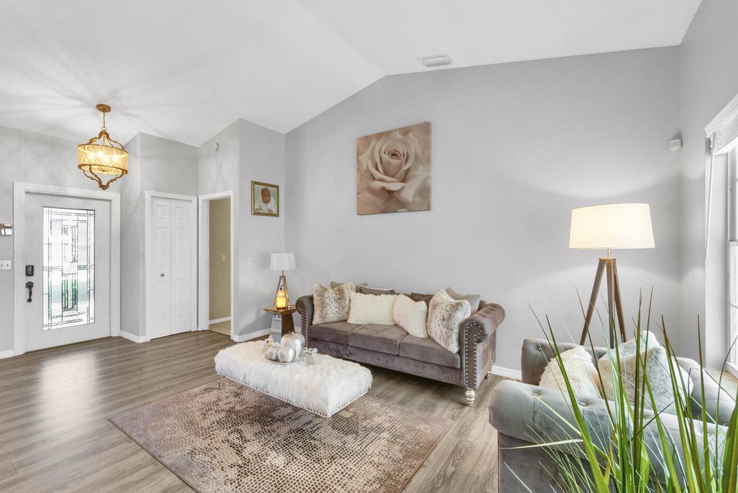 Под контрактом: $365,000 (3 спален, 2 ванн, 1639 Квадратных фут)