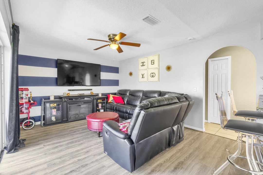 Под контрактом: $365,000 (3 спален, 2 ванн, 1639 Квадратных фут)