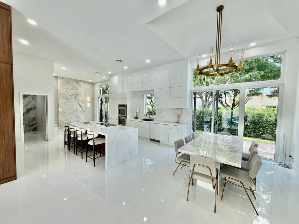 Под контрактом: $6,900 (3 спален, 3 ванн, 2123 Квадратных фут)