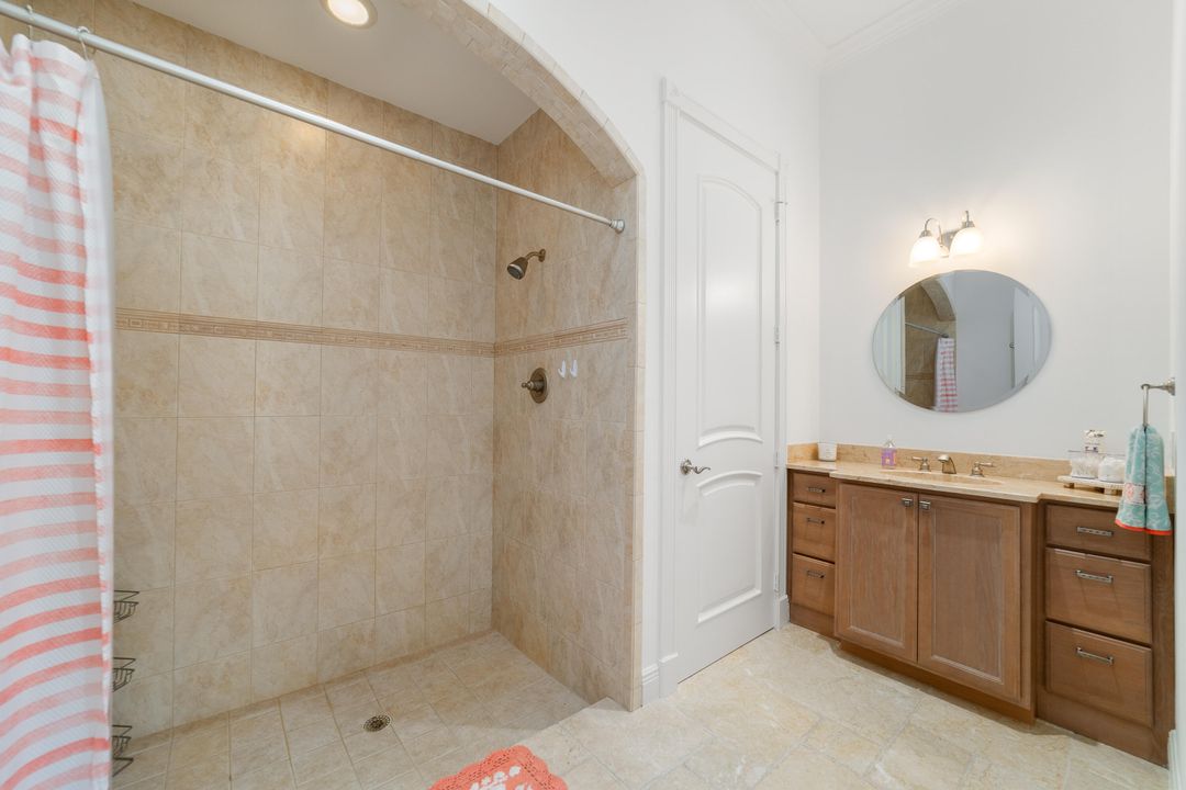 Под контрактом: $1,350,000 (5 спален, 6 ванн, 4095 Квадратных фут)