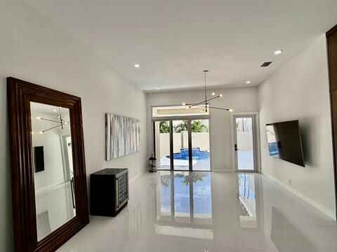 Под контрактом: $6,900 (3 спален, 3 ванн, 2123 Квадратных фут)