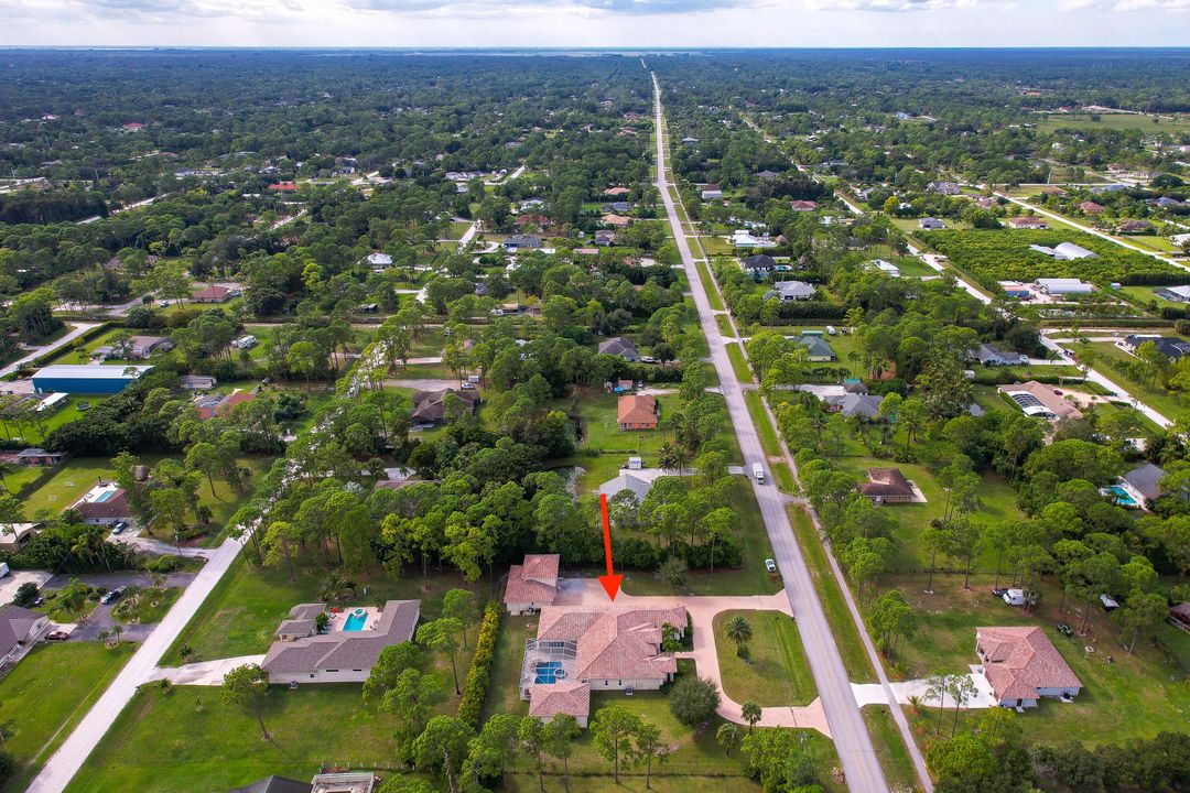 Под контрактом: $1,350,000 (5 спален, 6 ванн, 4095 Квадратных фут)