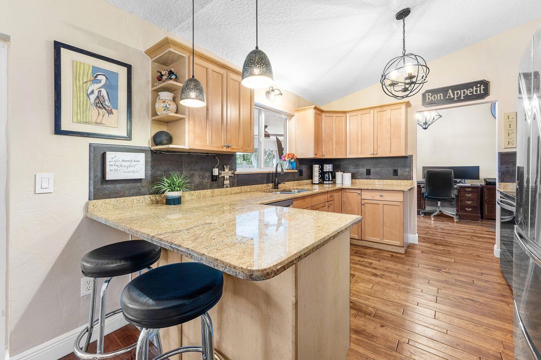 合同活跃: $599,000 (3 贝兹, 2 浴室, 1742 平方英尺)