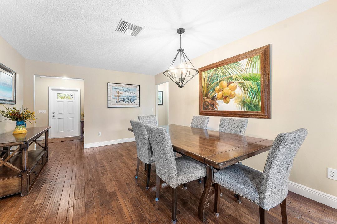 合同活跃: $599,000 (3 贝兹, 2 浴室, 1742 平方英尺)