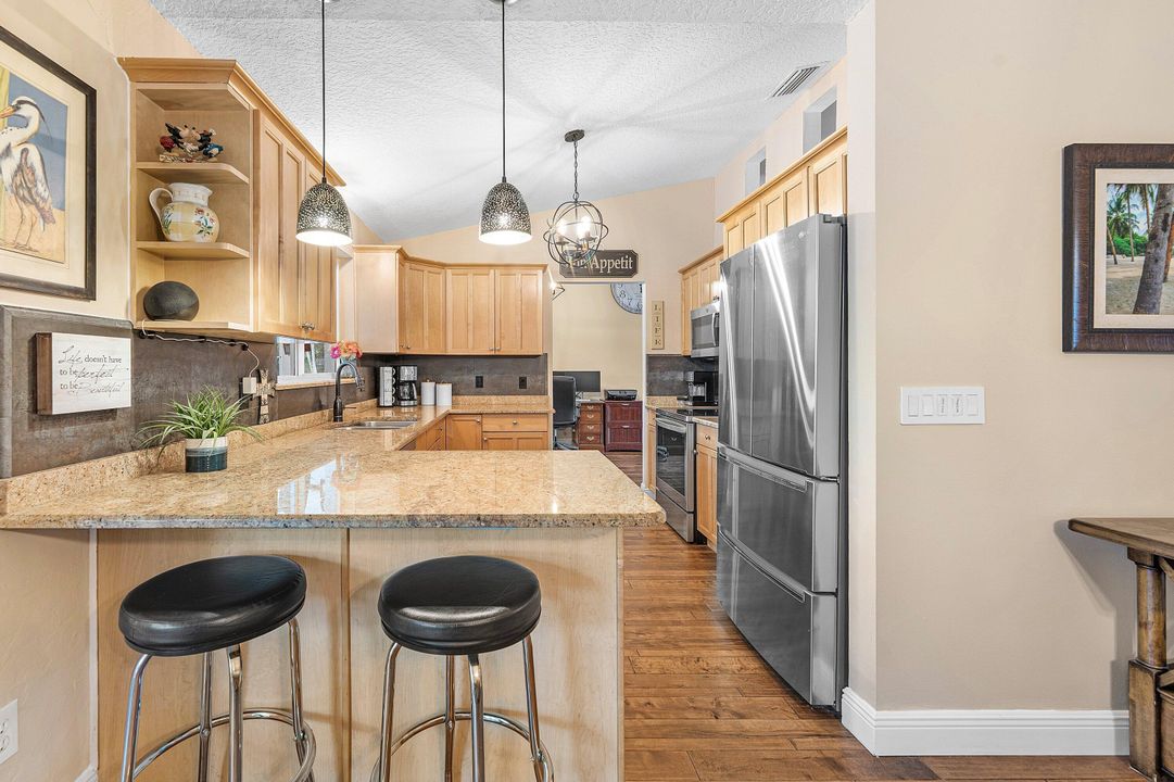 合同活跃: $599,000 (3 贝兹, 2 浴室, 1742 平方英尺)