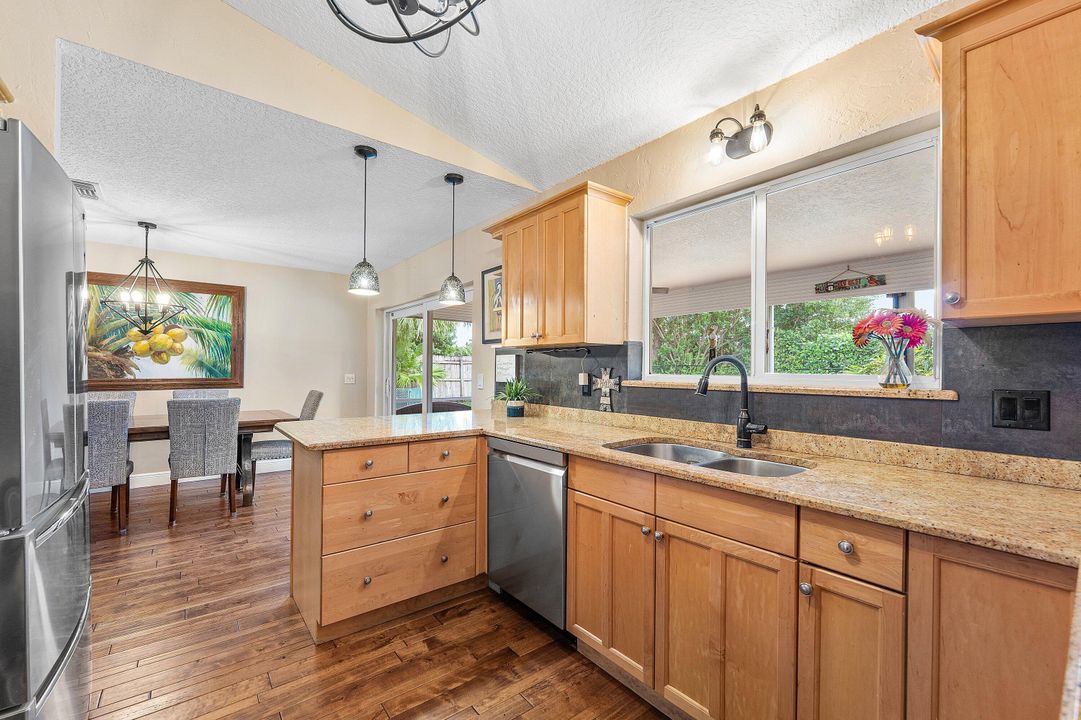 合同活跃: $599,000 (3 贝兹, 2 浴室, 1742 平方英尺)