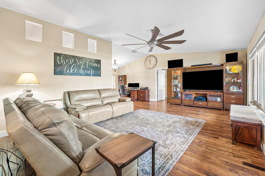 合同活跃: $599,000 (3 贝兹, 2 浴室, 1742 平方英尺)