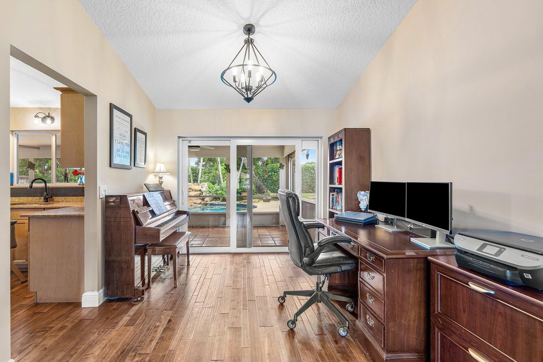 合同活跃: $599,000 (3 贝兹, 2 浴室, 1742 平方英尺)