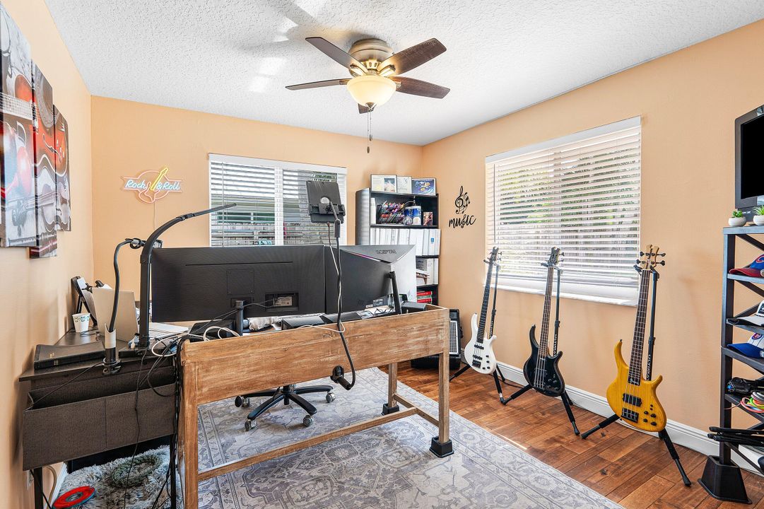 合同活跃: $599,000 (3 贝兹, 2 浴室, 1742 平方英尺)