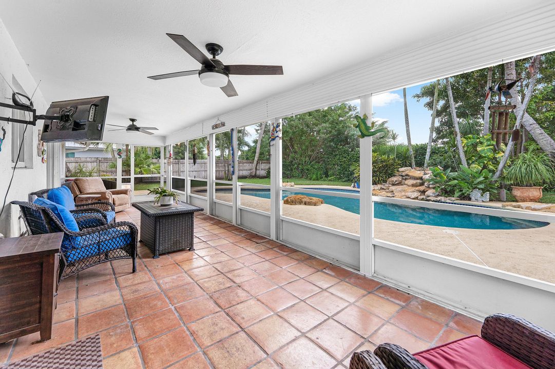 合同活跃: $599,000 (3 贝兹, 2 浴室, 1742 平方英尺)