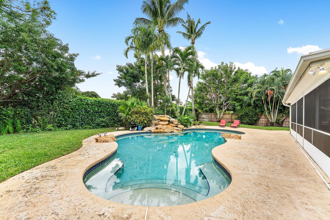 合同活跃: $599,000 (3 贝兹, 2 浴室, 1742 平方英尺)