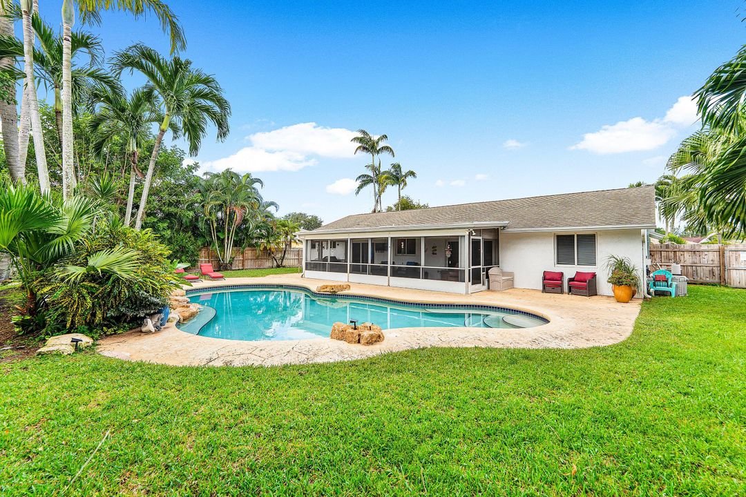 合同活跃: $599,000 (3 贝兹, 2 浴室, 1742 平方英尺)