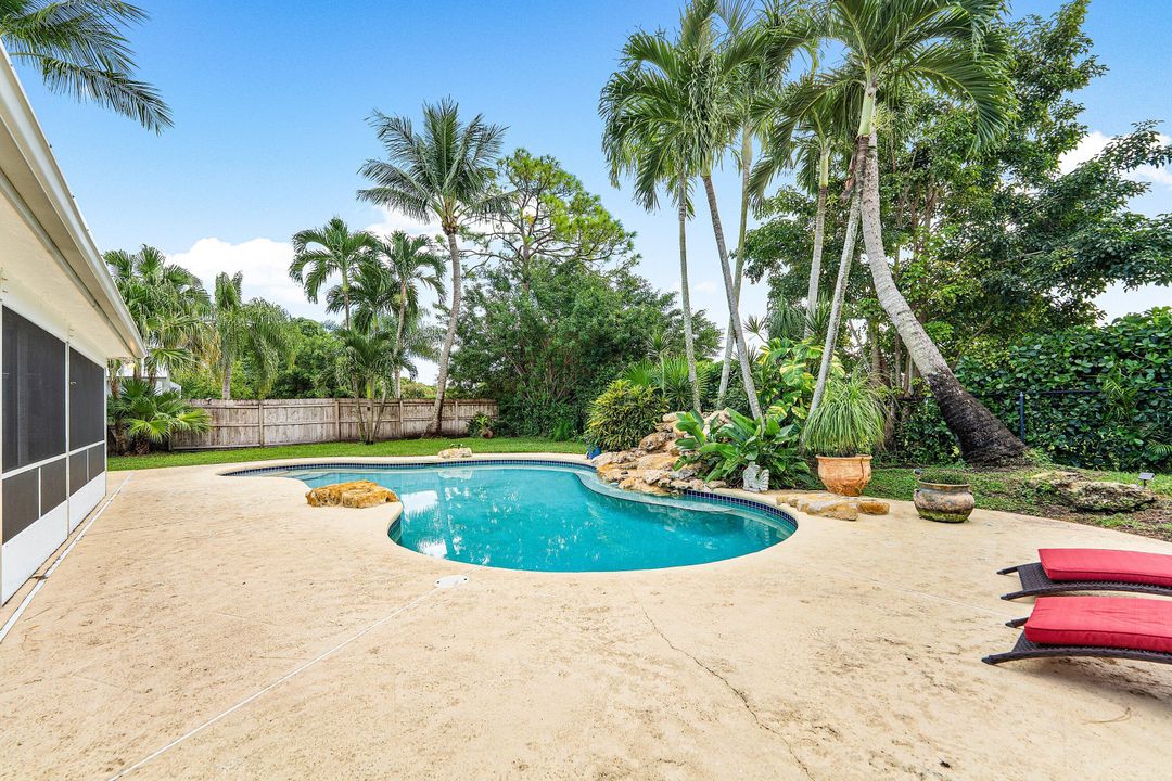 合同活跃: $599,000 (3 贝兹, 2 浴室, 1742 平方英尺)