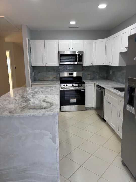 待售: $259,900 (2 贝兹, 2 浴室, 1332 平方英尺)