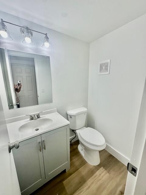 合同活跃: $1,500 (1 贝兹, 1 浴室, 720 平方英尺)