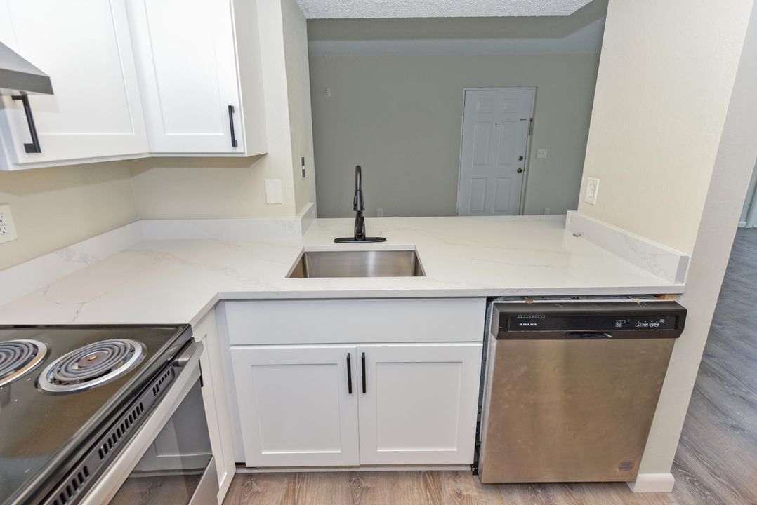 For Rent: $1,900 (2 beds, 2 baths, 964 Square Feet)