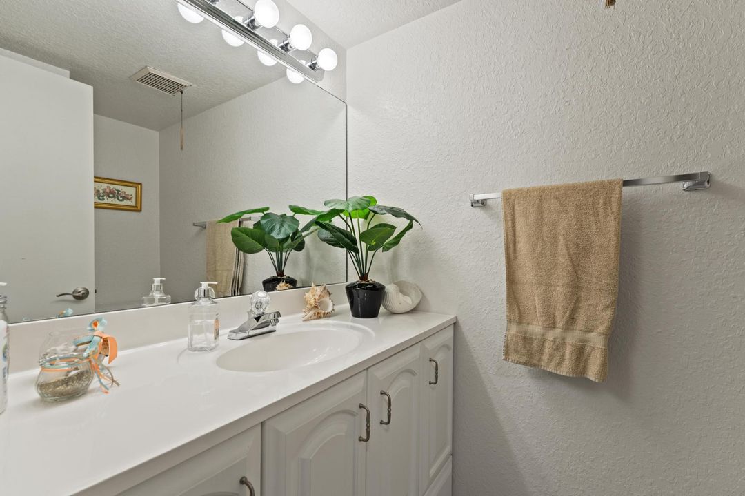 合同活跃: $155,000 (2 贝兹, 1 浴室, 935 平方英尺)