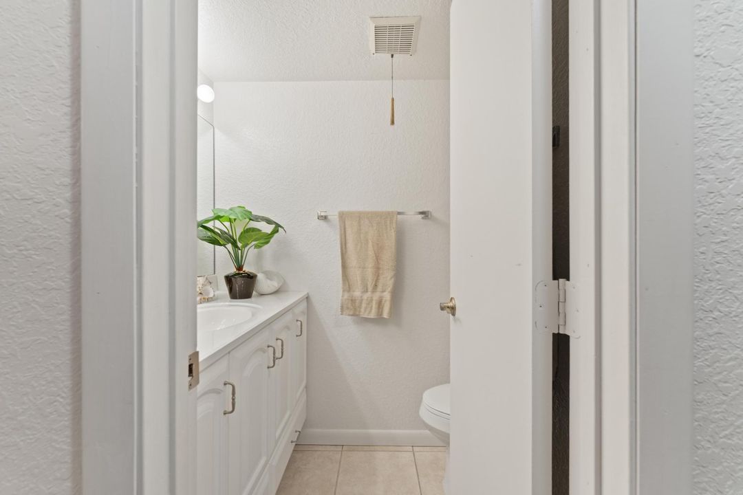 合同活跃: $155,000 (2 贝兹, 1 浴室, 935 平方英尺)