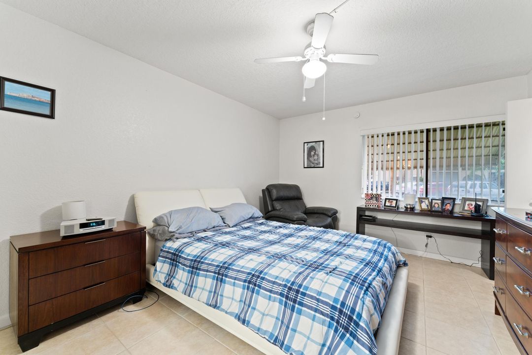 合同活跃: $155,000 (2 贝兹, 1 浴室, 935 平方英尺)