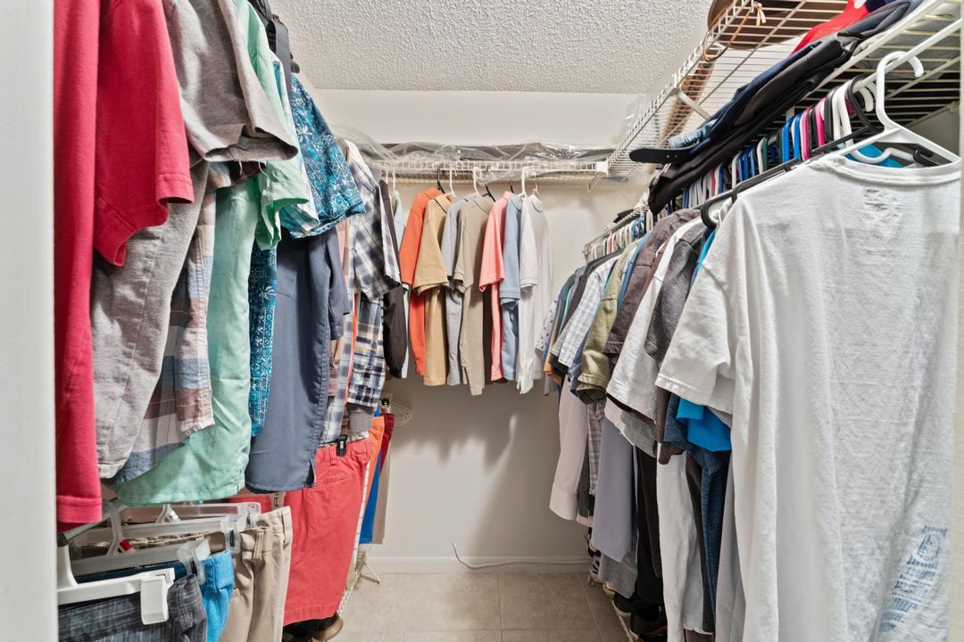 合同活跃: $155,000 (2 贝兹, 1 浴室, 935 平方英尺)