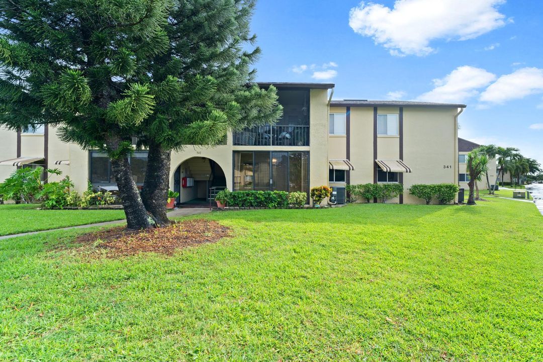 合同活跃: $155,000 (2 贝兹, 1 浴室, 935 平方英尺)