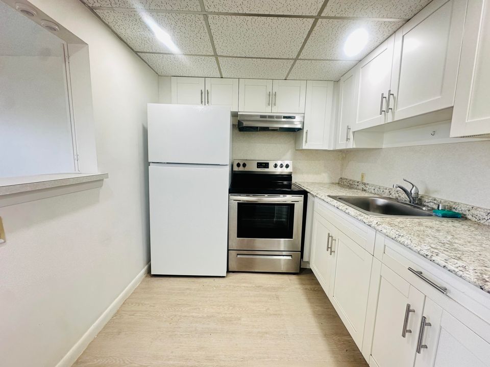 Active With Contract: $1,300 (1 beds, 1 baths, 720 Square Feet)