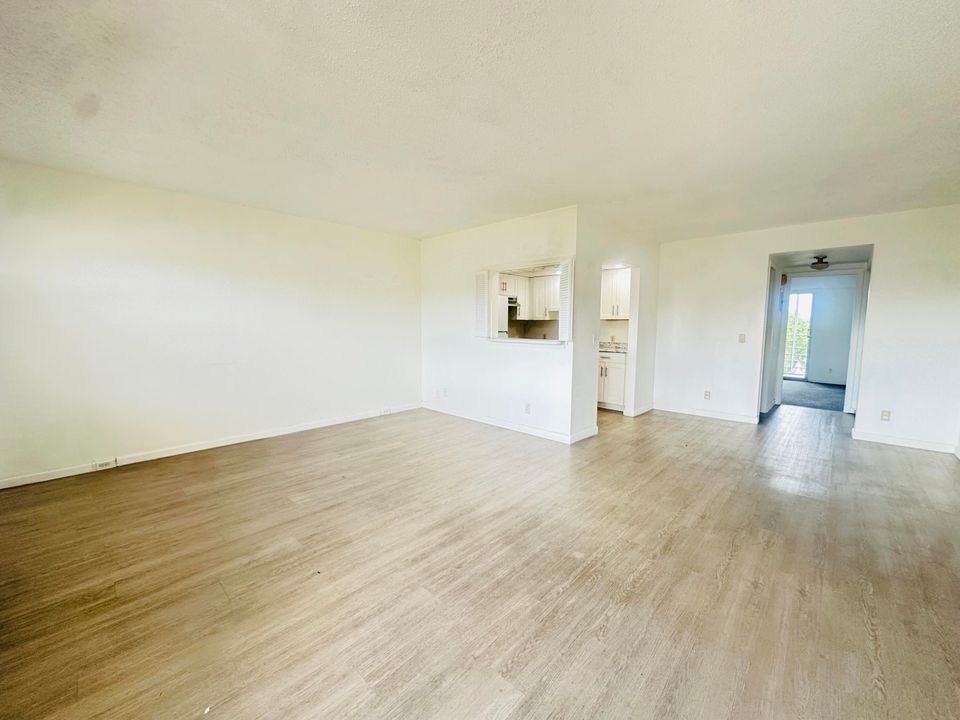 Active With Contract: $1,300 (1 beds, 1 baths, 720 Square Feet)