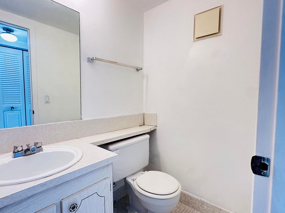 Active With Contract: $1,300 (1 beds, 1 baths, 720 Square Feet)