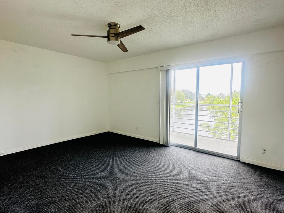 Active With Contract: $1,300 (1 beds, 1 baths, 720 Square Feet)
