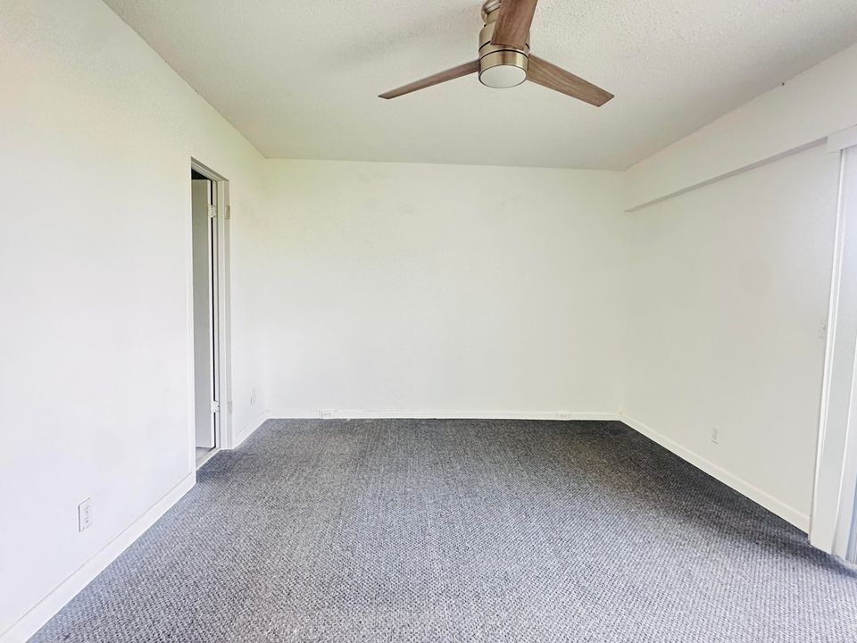 Active With Contract: $1,300 (1 beds, 1 baths, 720 Square Feet)