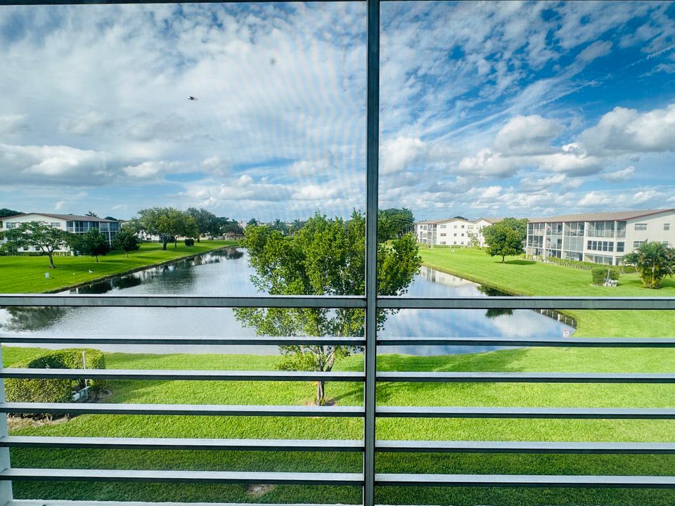 Active With Contract: $1,300 (1 beds, 1 baths, 720 Square Feet)