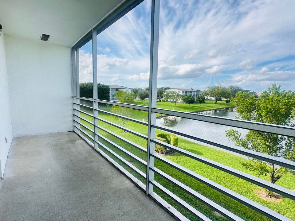 Active With Contract: $1,300 (1 beds, 1 baths, 720 Square Feet)