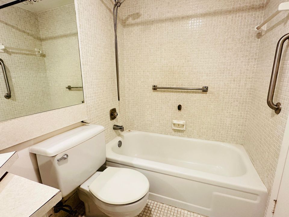 Active With Contract: $1,300 (1 beds, 1 baths, 720 Square Feet)