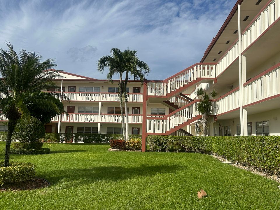 Active With Contract: $1,300 (1 beds, 1 baths, 720 Square Feet)