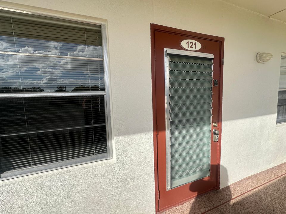 Active With Contract: $1,300 (1 beds, 1 baths, 720 Square Feet)