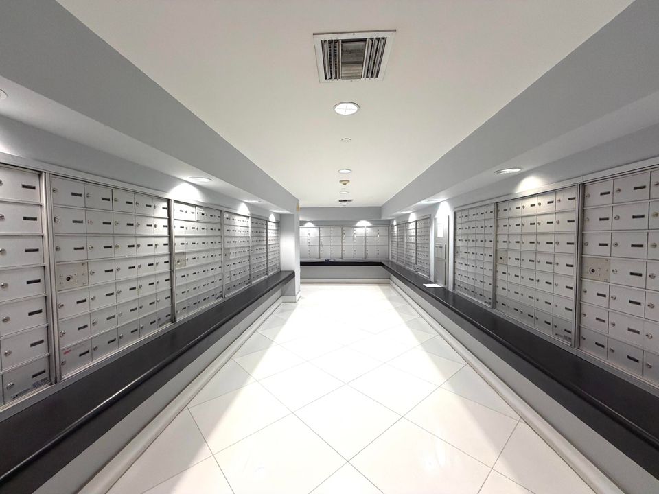 For Sale: $395,000 (1 beds, 1 baths, 841 Square Feet)