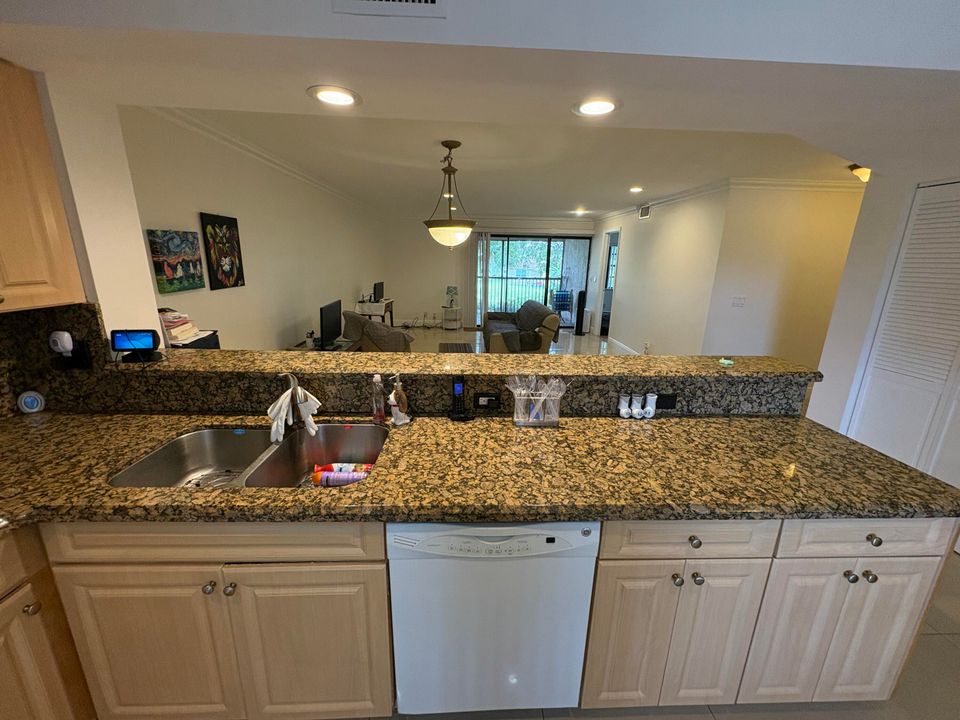 For Sale: $239,900 (2 beds, 2 baths, 1270 Square Feet)