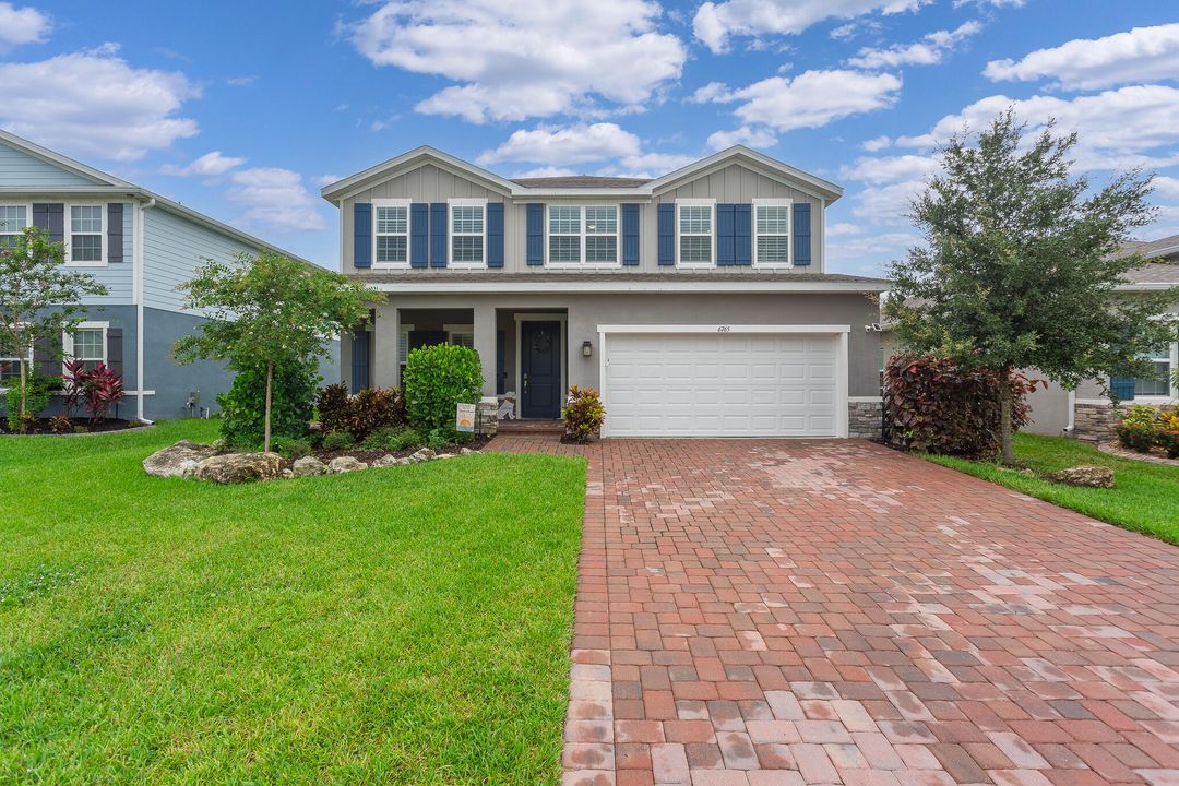 Active With Contract: $550,000 (5 beds, 4 baths, 2797 Square Feet)