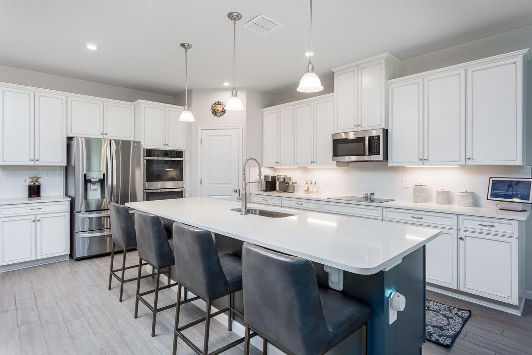 Active With Contract: $550,000 (5 beds, 4 baths, 2797 Square Feet)