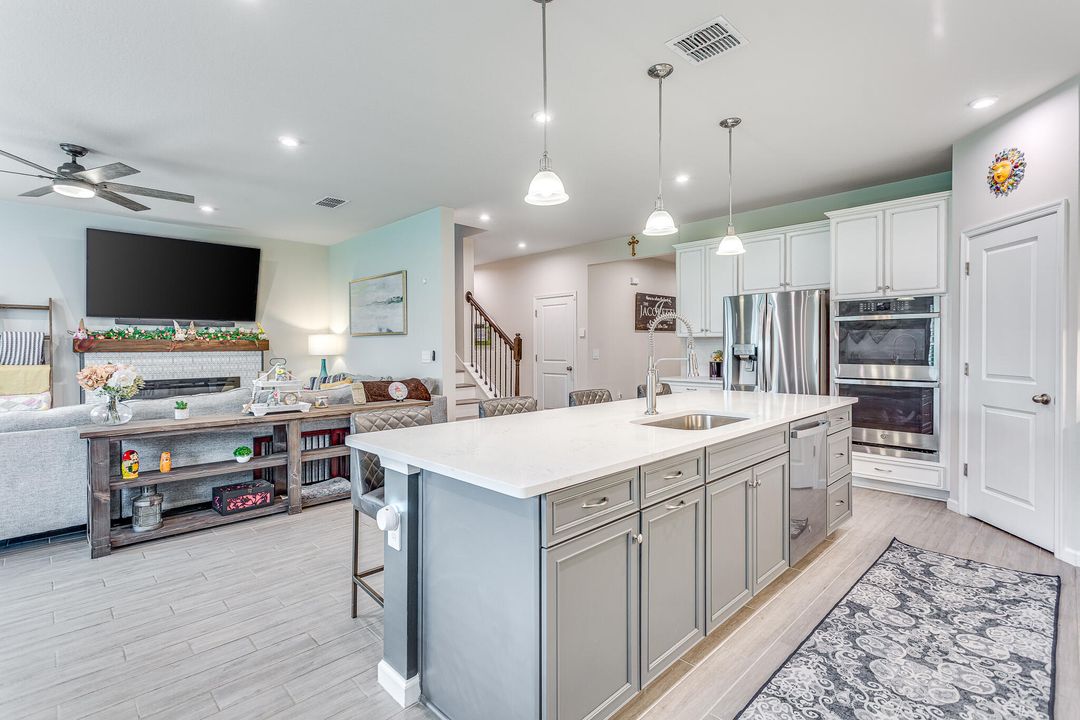 Active With Contract: $550,000 (5 beds, 4 baths, 2797 Square Feet)