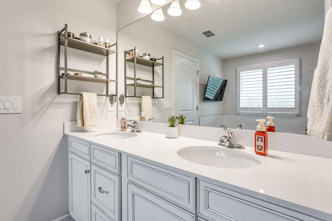 Active With Contract: $550,000 (5 beds, 4 baths, 2797 Square Feet)