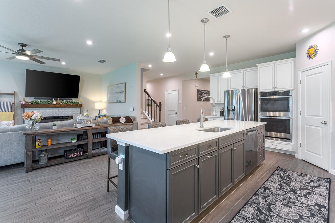 Active With Contract: $550,000 (5 beds, 4 baths, 2797 Square Feet)