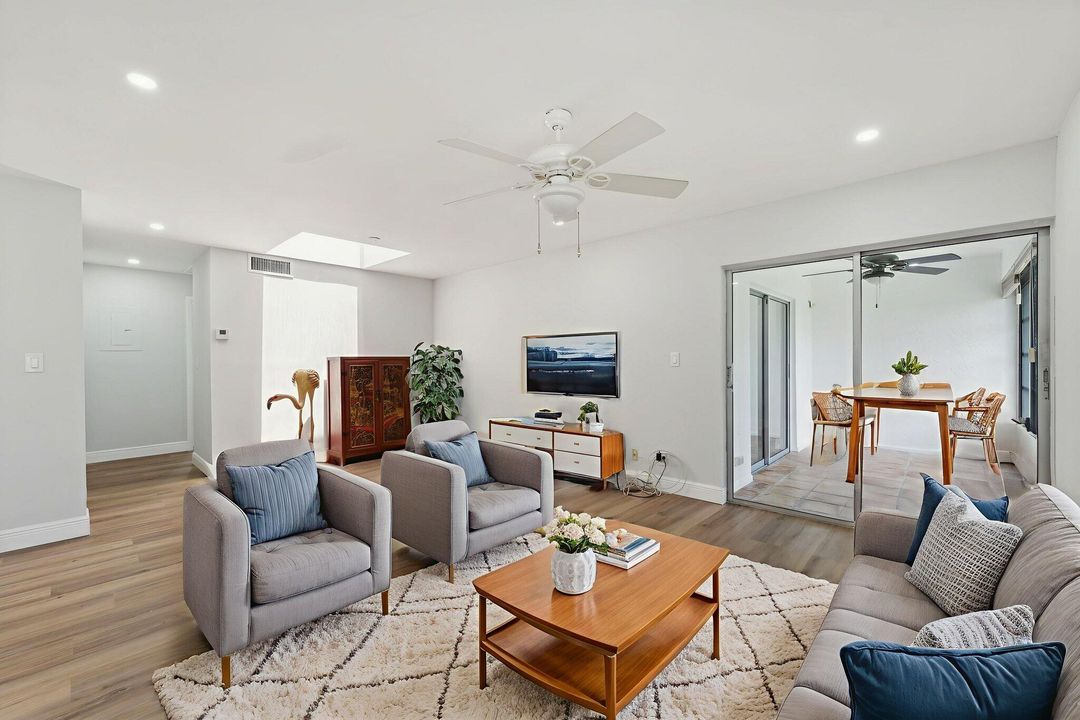 Active With Contract: $2,150 (2 beds, 2 baths, 1044 Square Feet)