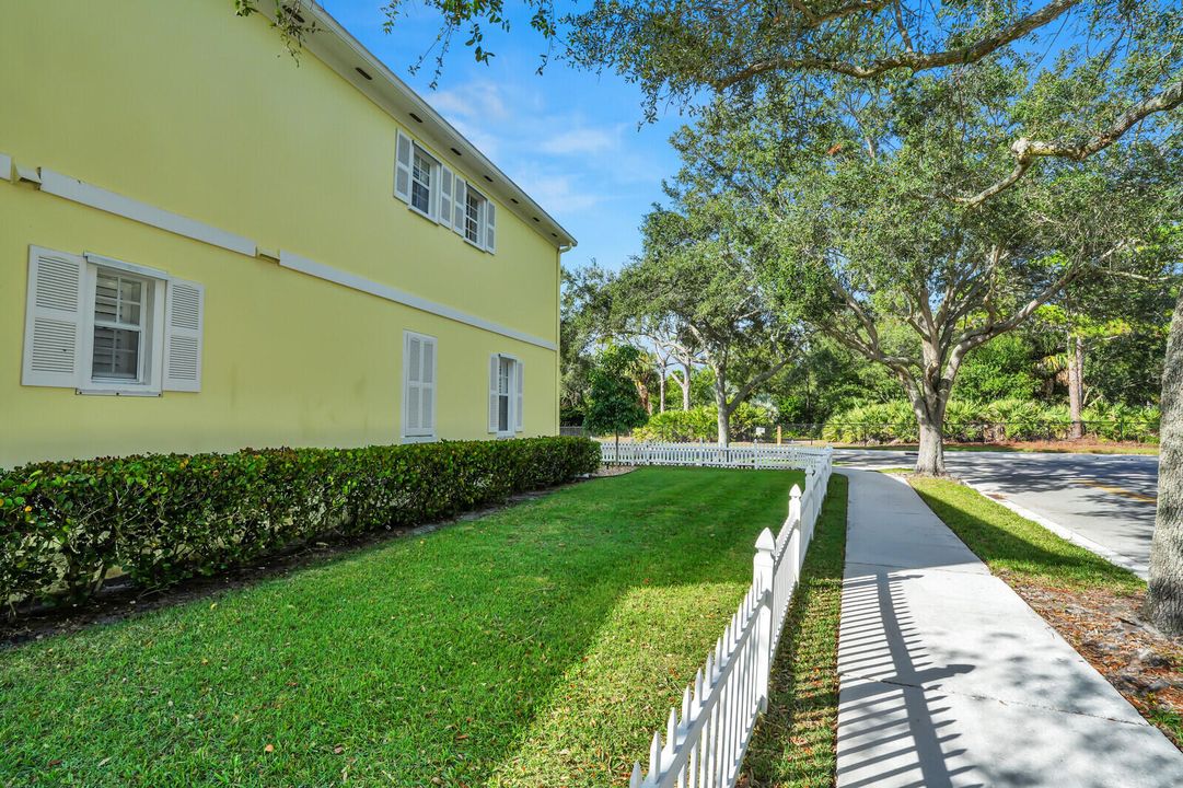 合同活跃: $1,125,000 (3 贝兹, 2 浴室, 2038 平方英尺)