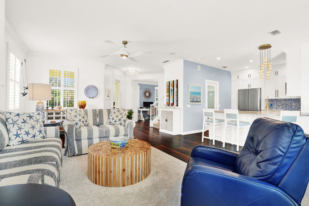 合同活跃: $1,125,000 (3 贝兹, 2 浴室, 2038 平方英尺)