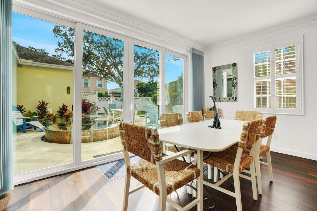 合同活跃: $1,125,000 (3 贝兹, 2 浴室, 2038 平方英尺)