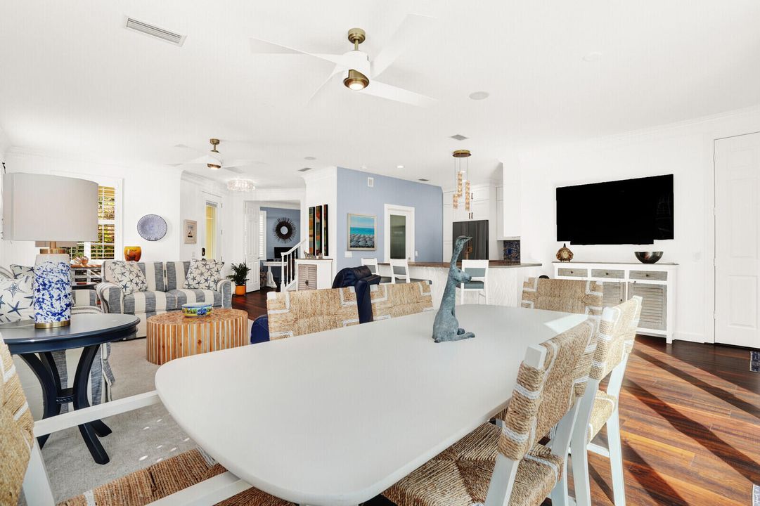 合同活跃: $1,125,000 (3 贝兹, 2 浴室, 2038 平方英尺)