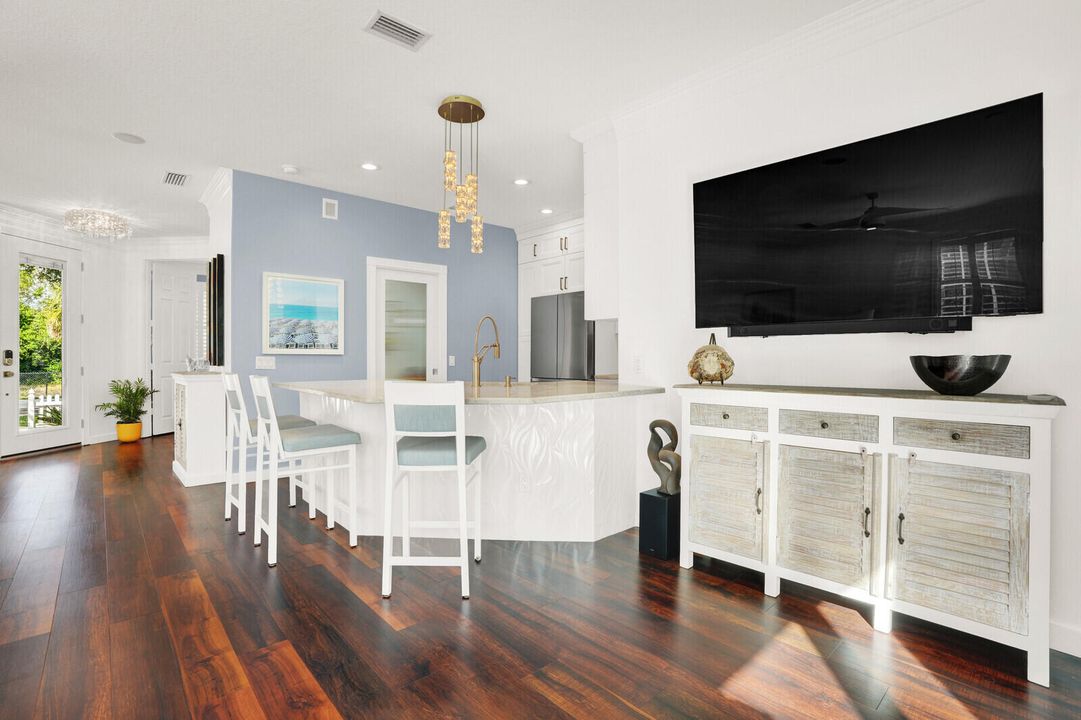 合同活跃: $1,125,000 (3 贝兹, 2 浴室, 2038 平方英尺)