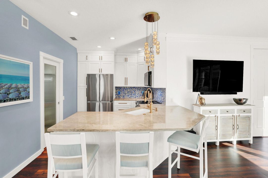 合同活跃: $1,125,000 (3 贝兹, 2 浴室, 2038 平方英尺)