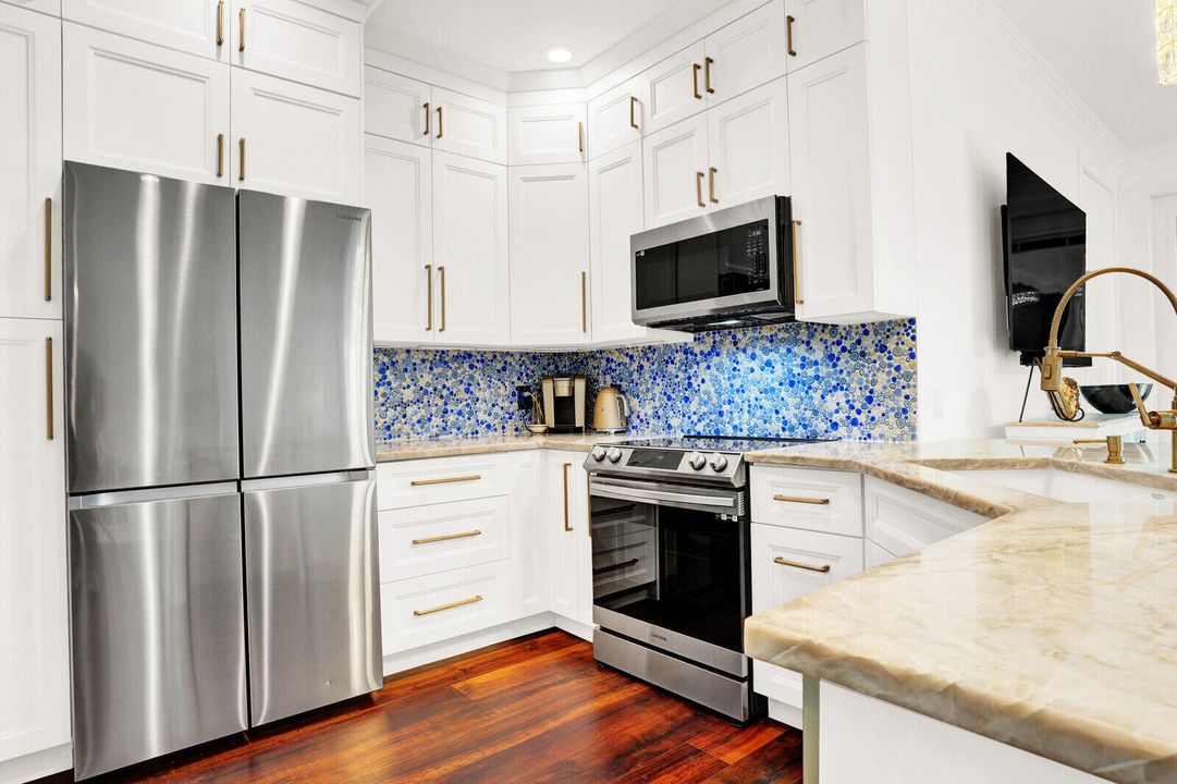 合同活跃: $1,125,000 (3 贝兹, 2 浴室, 2038 平方英尺)